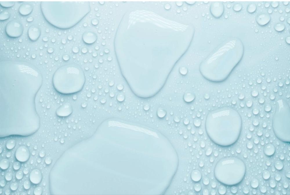 Gotas de agua en superficie azul