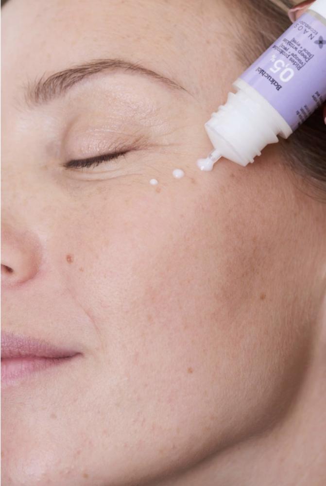 Aplicación de Activo Puro Bakuchiol 0.5% de Etat Pur en las patas de gallo